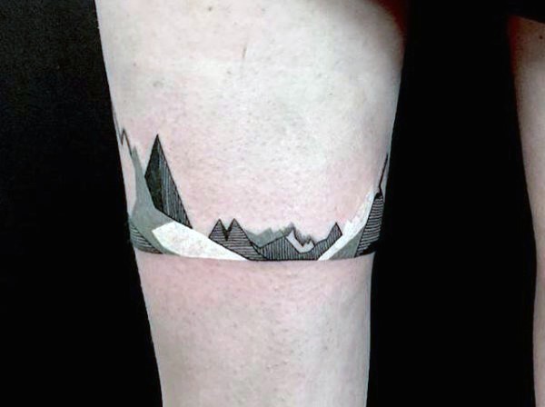 Tatuaje en la pierna, montañas únicas de colores negro blanco