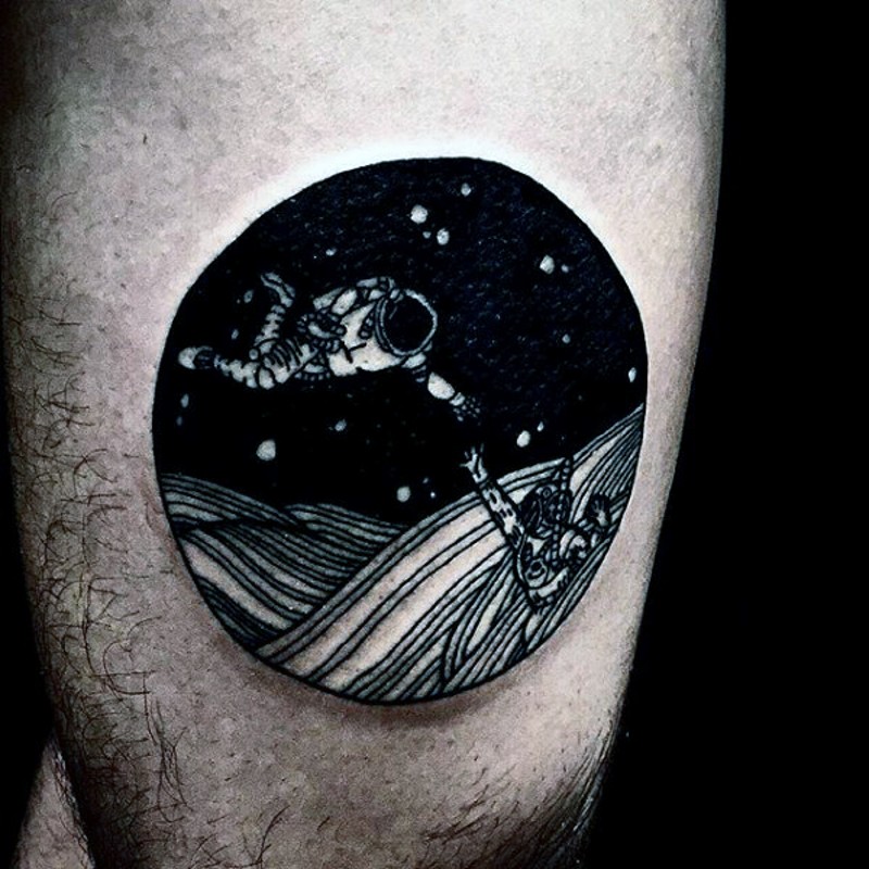 semplice inchiostro nero astronauta tatuaggio su coscia