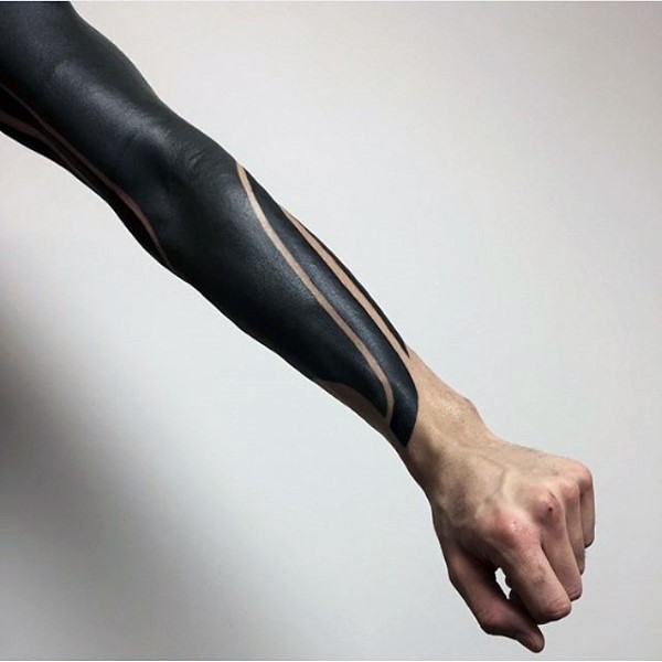 Tatuaje en el brazo completo, manga negra masiva con 
rayas blancas