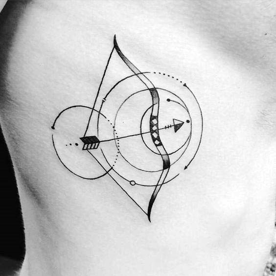Tatuaje en el antebrazo, arco con flecha y círculos