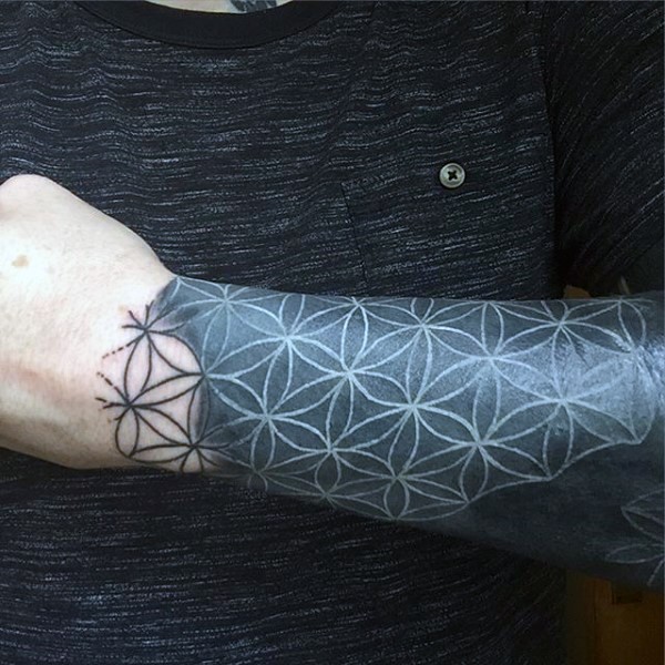 Einfaches schwarzes Blumenornament Tattoo am Handgelenk