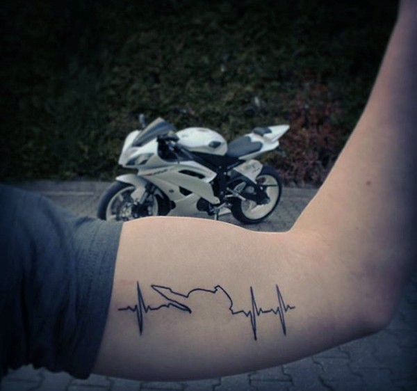 Einfaches schwarzes Herzrhythmus Tattoo am Arm