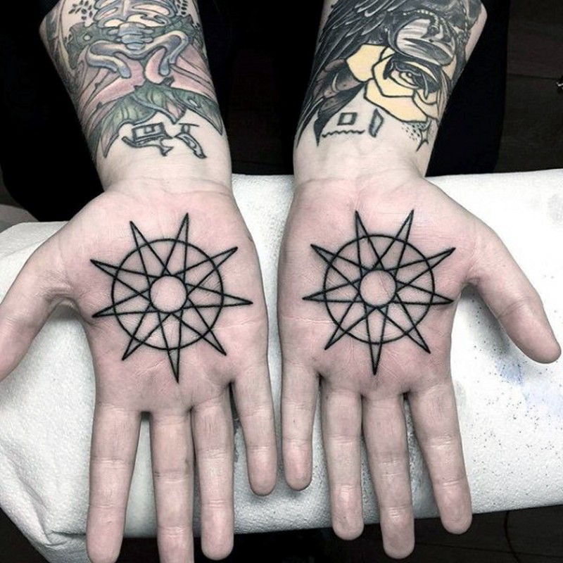 Tatuajes en las palmas, estrellas iguales de culto, color negro