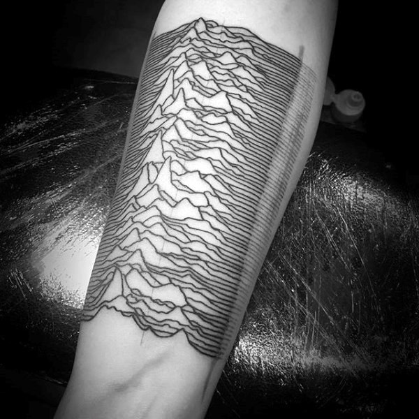 Tatuaje en el brazo, líneas simples negras en formas de montañas