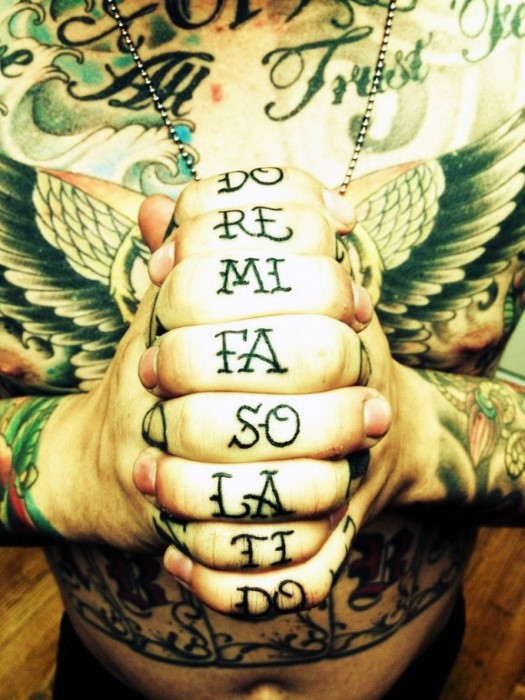 Tatuaje en los dedos, nombres de las notas