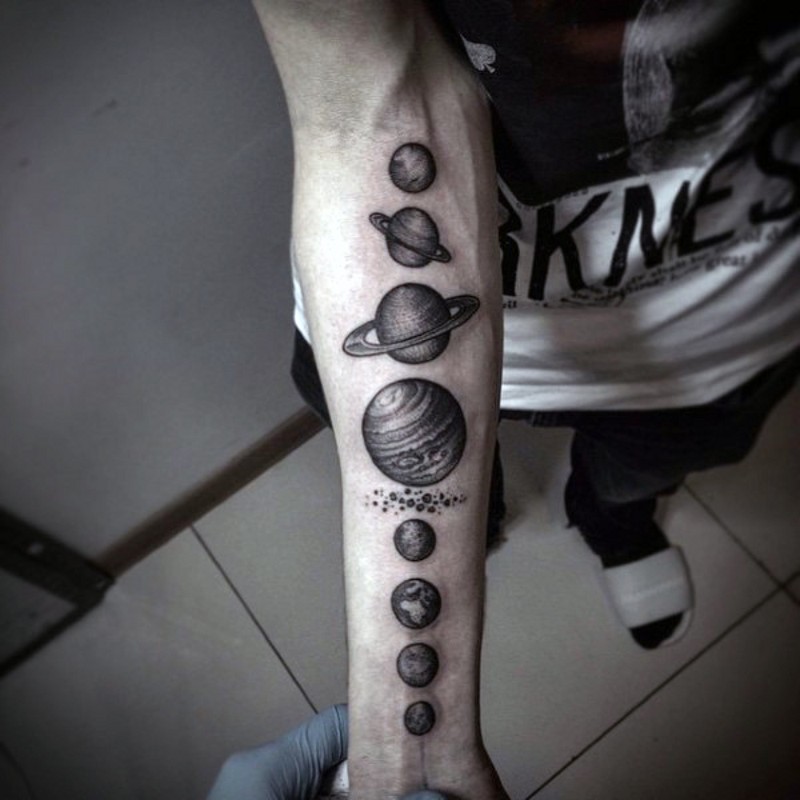 Tatuaje de desfile de planetas  en el antebrazo