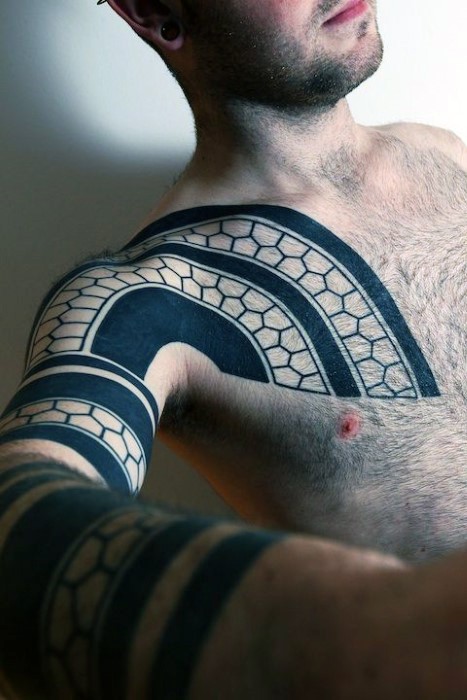 Tatuaje polinesio en el brazo completo