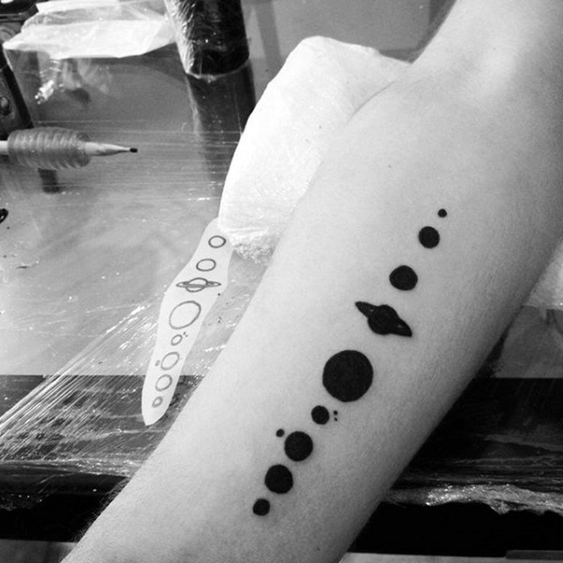 Tatuaje en el antebrazo, desfile de planetas simple negro