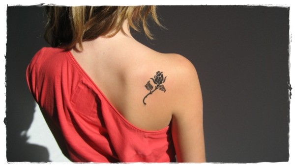 semplice inchiostro nero carina piccola rosa tatuaggio su spalla