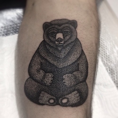 Simple black ink vintage style bear tattoo on leg