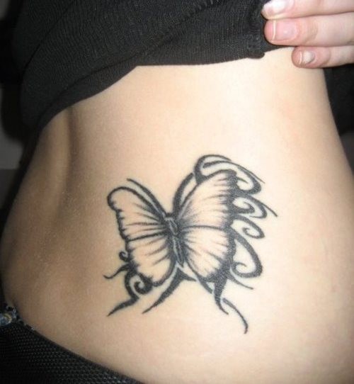 Einfaches Schmetterling Tattoo-Idee am Rücken des Mädchens