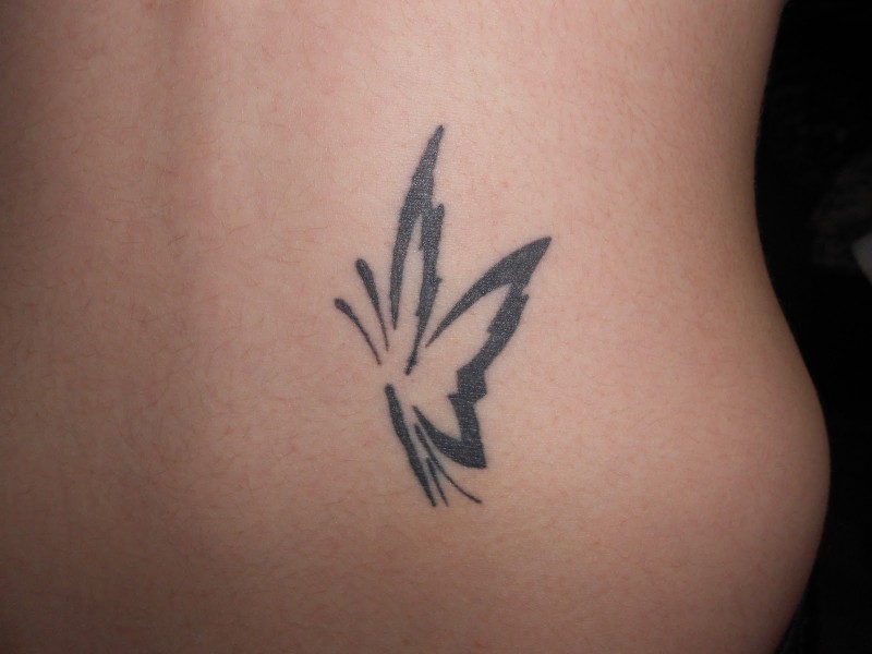 semplice farfalla tatuaggio su parte bassa della schiena per ragazza