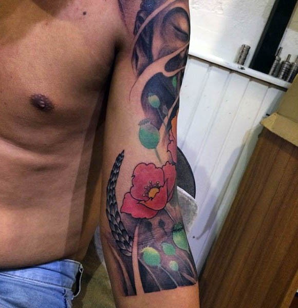 Tatuaje en el brazo, flores amapolas dibujadas de varios colores