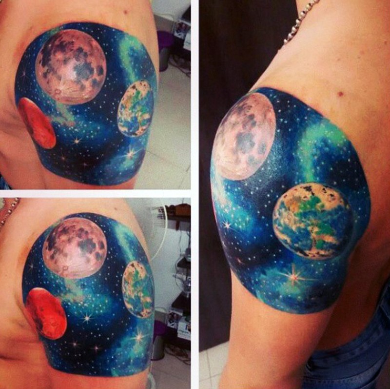 Tatuaje en el hombro, galaxia pintoresca fantástica