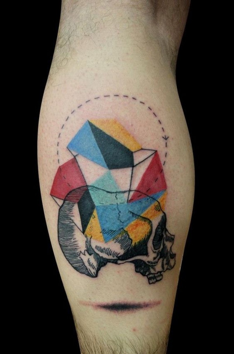 Einfaches farbiges geometrisches Tattoo mit dem Schädel am Bein