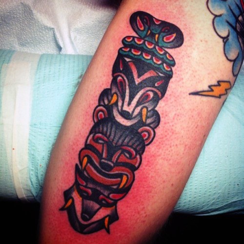 Einfacher farbiger kleiner Tribal Totem Tattoo am Arm