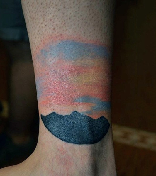 Tatuaje en el tobillo,  montañas pequeñas con salida del sol