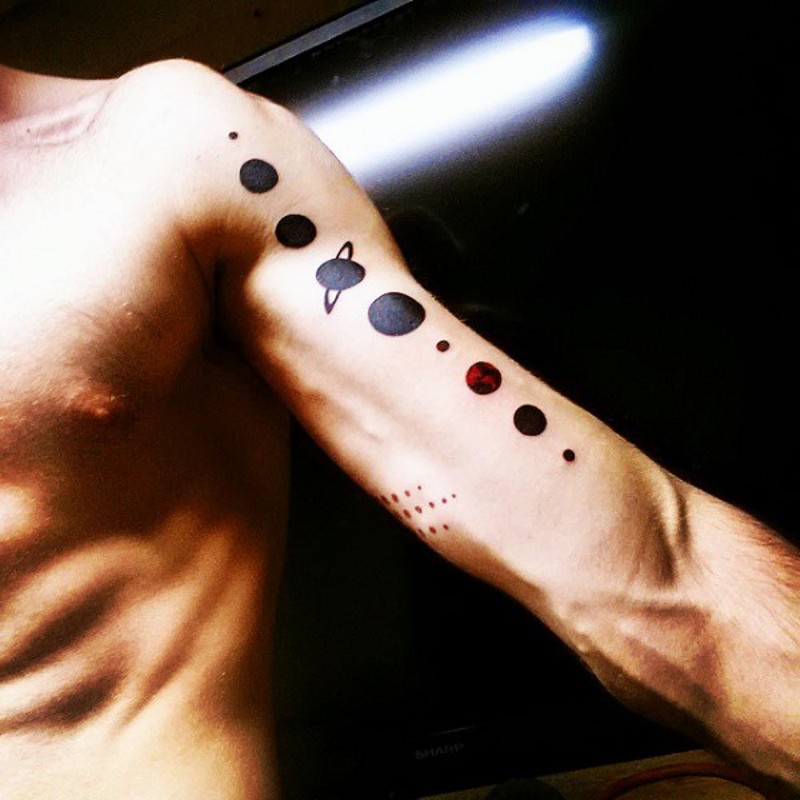 Tatuaje en el brazo,  desfile de planetas pequeñas