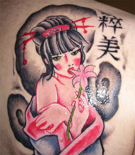 Tatuaje en el hombro,
geisha seductora con flor exótica y jeroglíficos