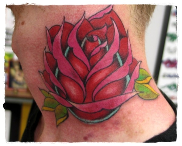 semplice disegno colorato grande rosa tatuaggio su costolette