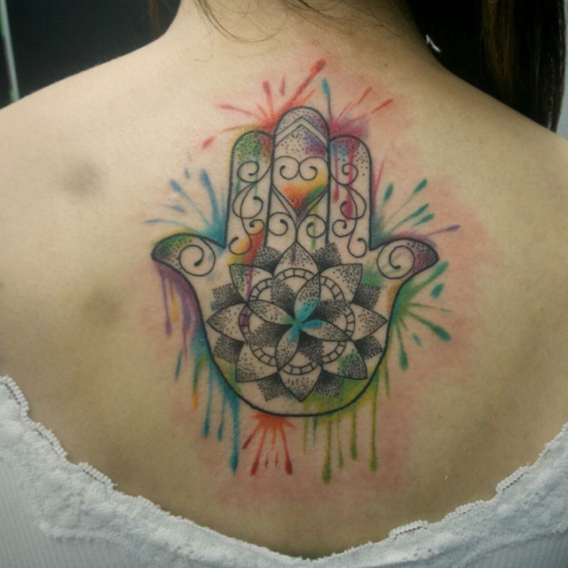 Einfaches und farbiges Tattoo am oberen Rücken von Hamsa Hand