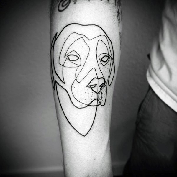 semplice disegno dipinto inchiostro nero schema testa di cane tatuaggio su braccio