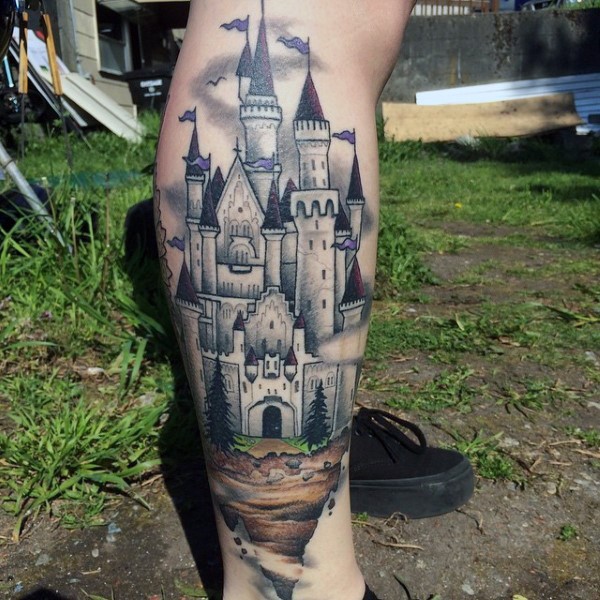 Tatuaje en la pierna, castillo antiguo magnífico