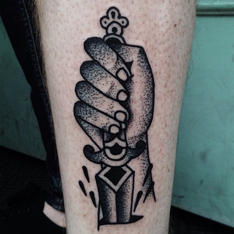 semplice disegno grande inchiostro nero coltello in mano tatuaggio su braccio