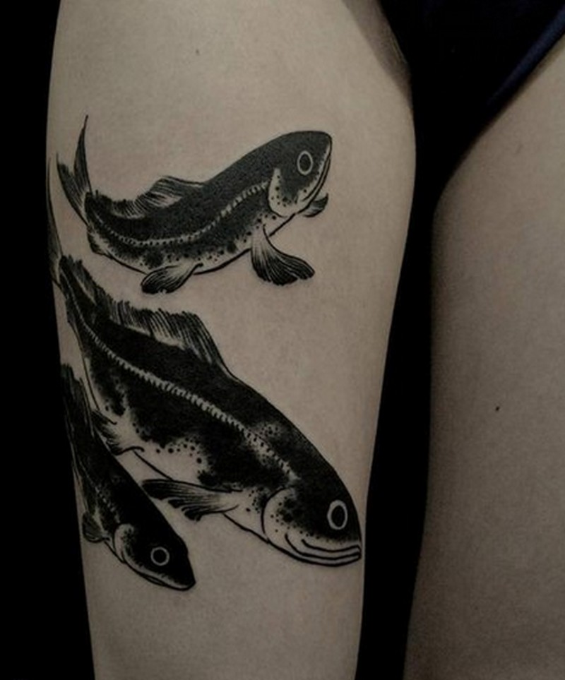 semplice disegno grande inchiostro nero i pesci tatuaggio su coscia