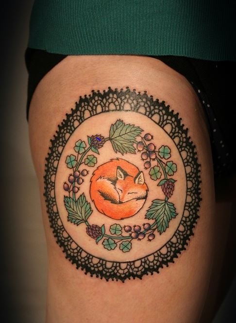 semplice disegno grande colorato stilizzato volpe dormendo con fiore in cornice tatuaggio su coscia