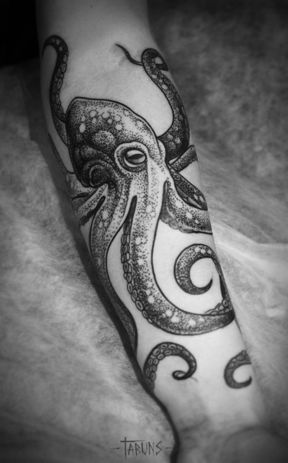 semplice disegno grande dettagliato nero e bianco polipo tatuaggio su braccio