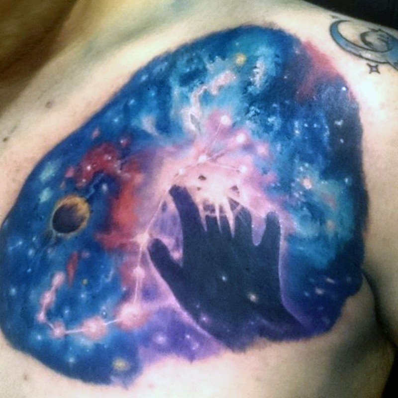 Tatuaje de cosmos lindo con mano  en el pecho