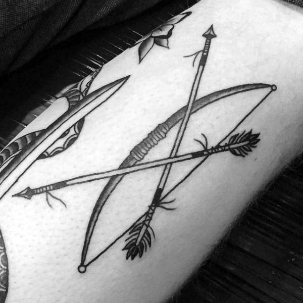 Tatuaje en el antebrazo, arco con flechas, colores negro blanco