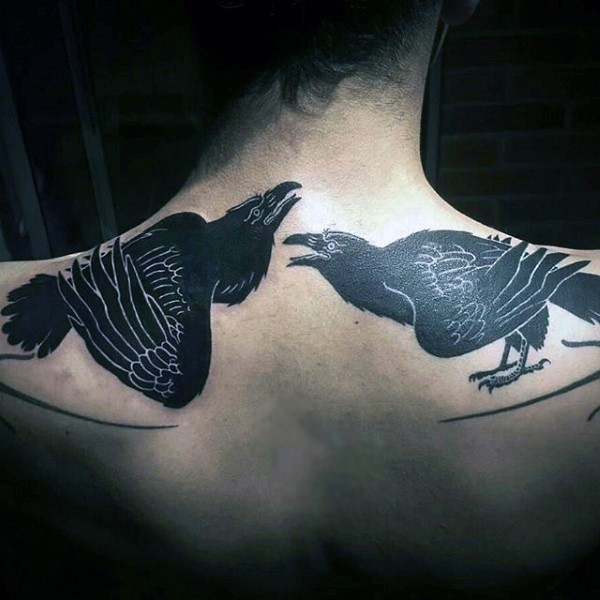 semplice disegno nero e bianco corvo tatuaggio su parte superiore della schiena