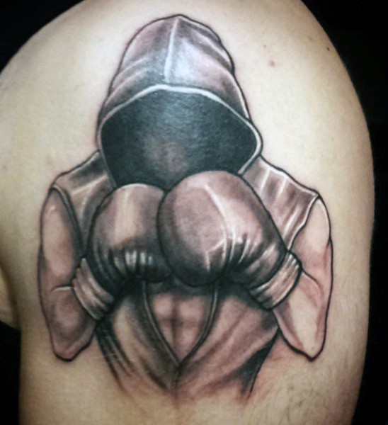 Einfaches Design schwarzweißes mystisches Tattoo mit Boxkämpfer am Oberarm