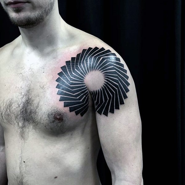 Tatuaje en el hombro, ornamento tribal interesante, tinta negra