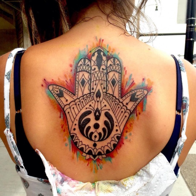 Tatuaje en la espalda, jamsa  grande exclusiva con manchas de pintura