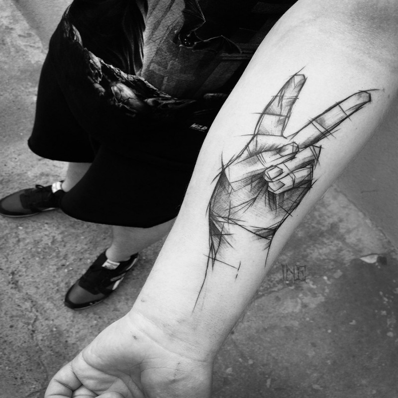 Semplice progettato da Inez Janiak tatuaggio avambraccio della mano umana