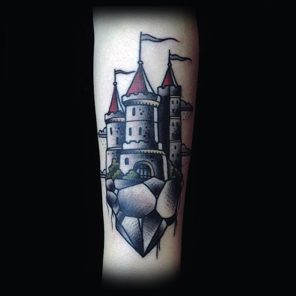 Tatuaje en el antebrazo,
castillo viejo en la roca