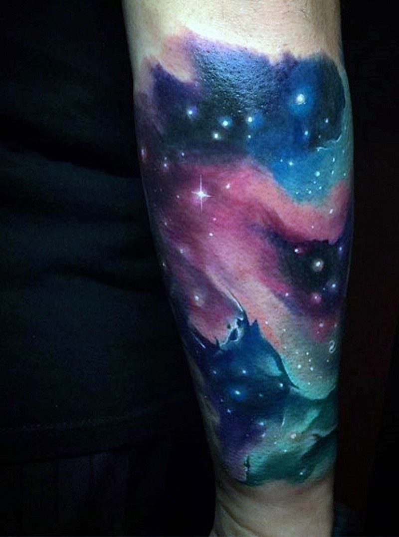 Tatuaje en el antebrazo,
aurora boreal magnífica