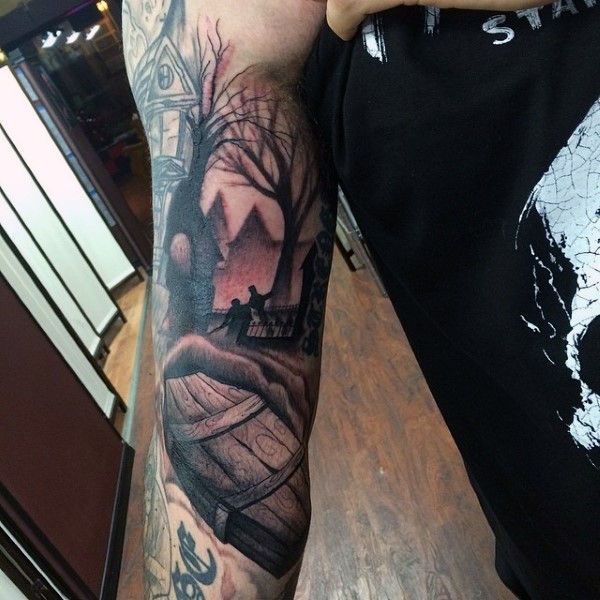 Tatuaje de  ataúd de madera y Iglesia en el brazo