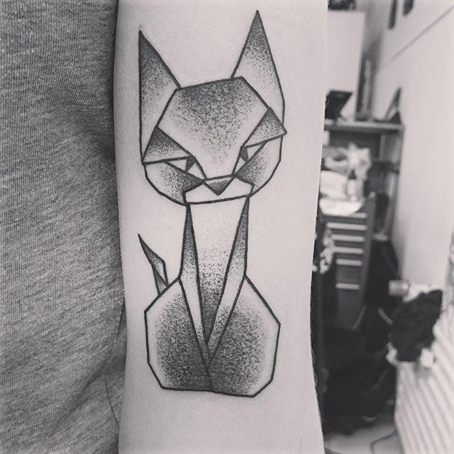 Tatuagem de braço de tinta preta estilo ponto simples de gato engraçado