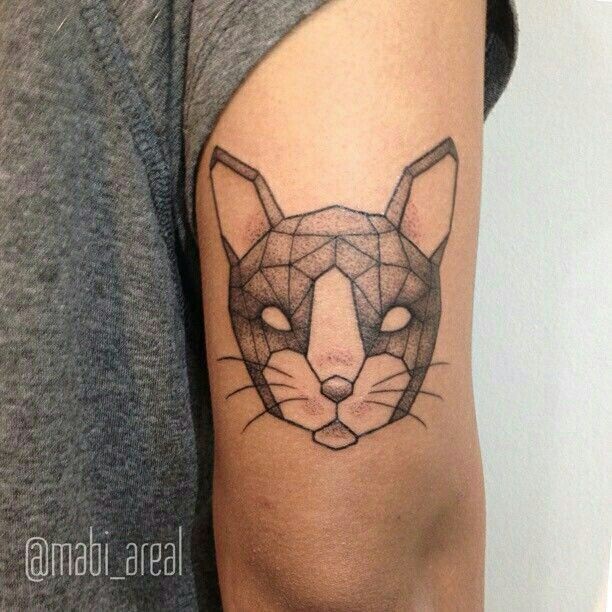 Tatuagem de braço de estilo geométrico simples de máscara de gato