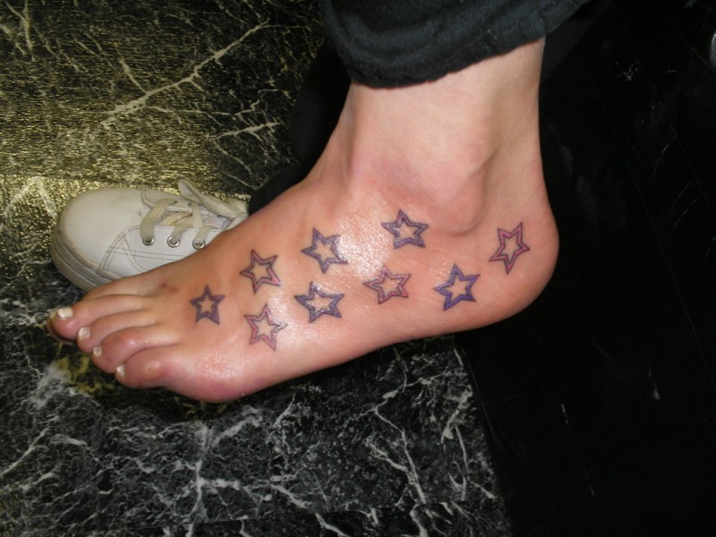 Einfaches mädchenhaftes  Tattoo von Sternen auf dem Fuss