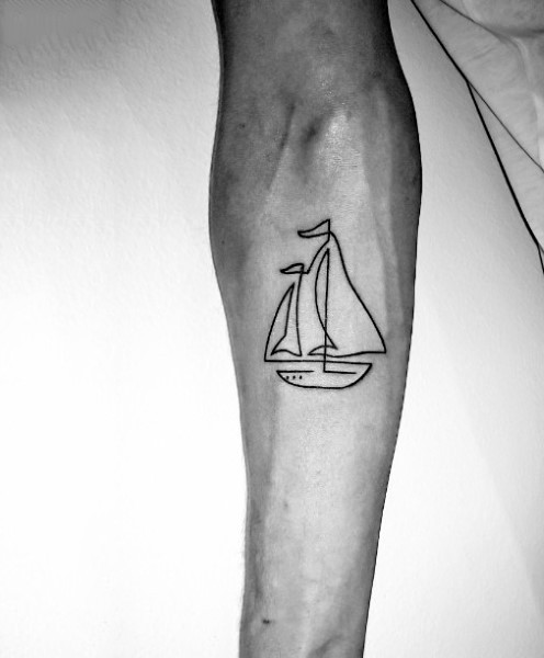 Tatuaje en el antebrazo, barco bonito pequeño simple