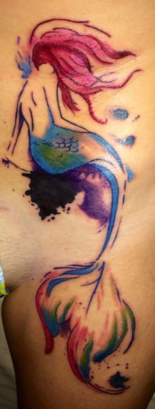 Einfaches hausgemachtes nachlässig gemaltes Bein Tattoo mit einsamer Meerjungfrau