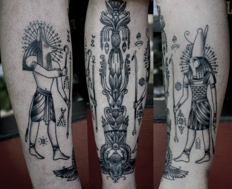 Tatuaje en la pierna,
tema egipcio impresionante, tinta negra