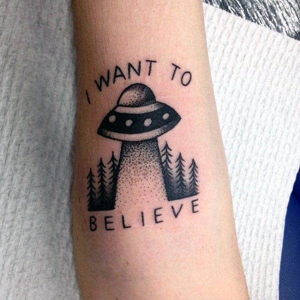 Tatuaje en la pierna, nave extraterrestre pequeño con inscripción quiero creer