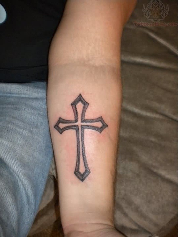 Tatuaje en el antebrazo, cruz simple de tinta negra