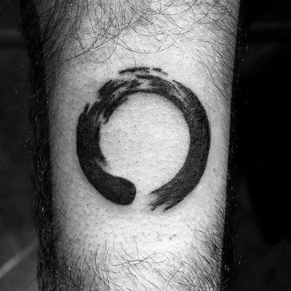 Einfaches hausgemachtes schwarzes Tattoo mit Kreis am Arm
